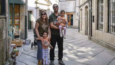 Los turistas Laura y Rodrigo, el pasado martes en Allariz.