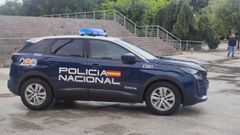 Imagen de un coche patrulla de la Polic�a Nacional de la comisar�a de Vilagarc�a.
