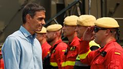 El presidente del Gobierno, Pedro S�nchez, en su visita este lunes al Puesto de Mando Avanzado en La Vall d'Uixo.