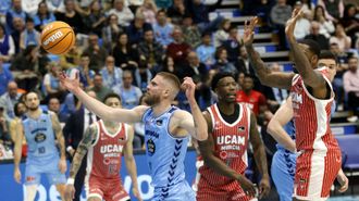 Dominik Mavra trata de atrapar el bal�n en el choque ante el UCAM Murcia.