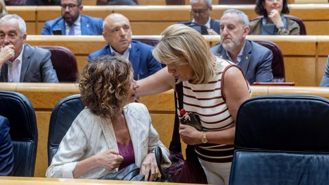 La senadora Susana Díaz conversa, ayer en la Cámara, con la vicepresidenta y número dos del PSOE, María Jesús Montero.