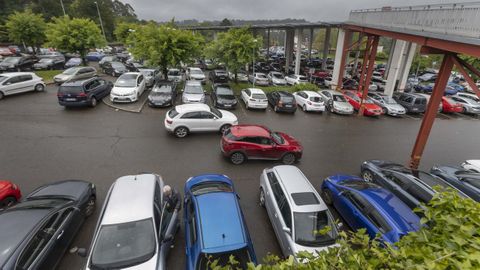 Imagen de archivo de la zona de aparcamiento del recinto del Cl�nico, cuya escasez de plazas condiciona la movilidad�en el �rea sanitaria.