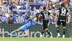 Yeremay, ejecutando el penalti que signific� el 3-2
