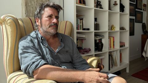 Jacobo Garc�a en el sal�n de su casa