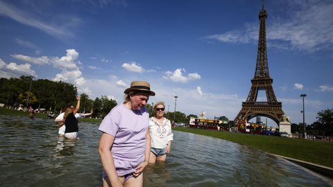 Los parisinos se refrescan en la fuente de Trocadero