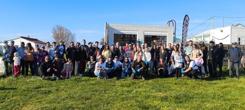 M�s de un centenar de personas participaron en la recogida de basura en la playa de Corrubedo