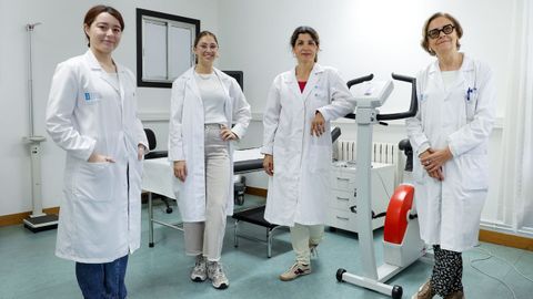 El equipo de tcnicas formado por (de izquierda a derecha) Sofa, Miriam y Cruz, trabajan en la sexta planta del centro mano a mano con la doctora Mara Jos Veleiro.