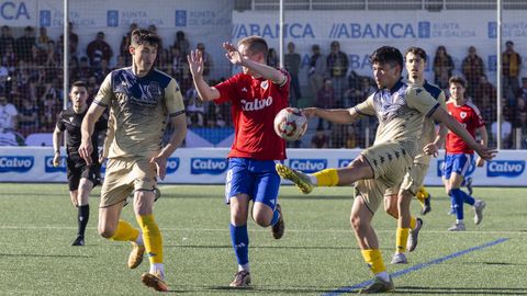 Igor y Garay, en una acci�n defensiva en el partido contra el Berganti�os