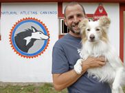 Calder�n, con la perra con la que compite durante el curso que imparti� en A Pobra. 