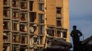 Un militar frente a un edificio destruido por el terremoto en La Guaira.