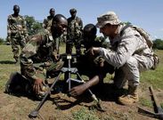 Un soldado espa�ol ense�a a soldados malienses en unas pr�cticas de artiller�a con morteros. 
