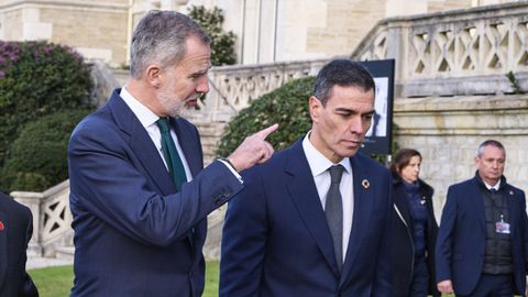 El presidente del Gobierno, Pedro Snchez, y el Rey Felipe VI, a su llegada a la Conferencia de Presidentes, en el Palacio de la Magdalena, en Santander.