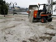 La arena de A Concha invadi� el parque y el paseo de Cee.