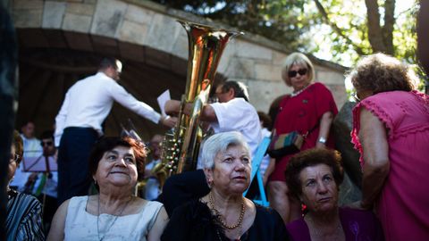Romer�a da Virxe do Cristal.En el campo del santuario se celebra la misa solemne.