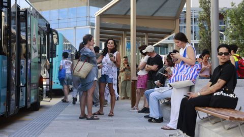 Viajeros en la parada del transporte metropolitano en A Coru�a