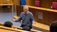 �ngel Carracedo durante su �ltima clase como profesor del grado de Medicina, en el Aula Magna del hospital Cl�nico de Santiago (donde se imparte la docencia a partir de tercero). All� le ten�an preparada una sorpresa sus alumnos, compinchados con su hijo mayor, infiltrado entre los asistentes.