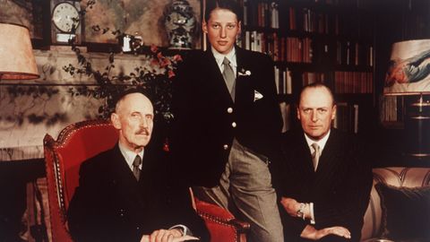 Tres generaciones de herederos al trono de la Casa Real de Noruega en Oslo. Harald V, en el medio, rodeado de su abuelo, Haakon VII, y su padre, Olav V.