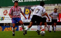 Mart�n Murado, a la izquierda, en un partido entre el CD Lugo y el �vila en el Anxo Carro en el a�o 2000