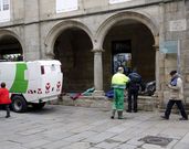 Un agente acompa�a a un operario en el entorno de O Toural. 