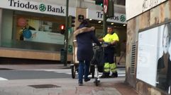 Una mujer con un patinete por le centro de A Coru�a