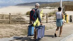 Menos afluencia de gente en las playas de la comarca. En la foto, Razo, ayer, ya sin socorristas
