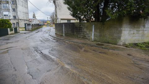 La R�a do Santo, en Louriz�n, llena de lodo, con la iglesia de Os Praceres, al fondo