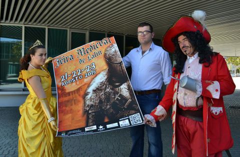 El concejal Juan Jos� Cruz, ayer durante la presentaci�n de la actividad con Bella y el Capit�n Garfio.