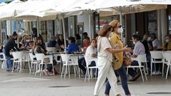 Imagen de las terrazas de Malec�n de Ribeira, un concello que contin�a mejorando y solo contabiliza 12 casos en dos semanas