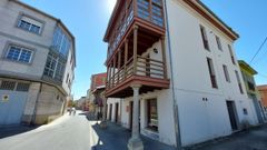 A la derecha, los corredores tradicionales que se conservan a la entrada de la calle Tecelanes