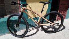 Las bicicletas de madera construidas por Jos� Manuel Romero destacan por su elegancia