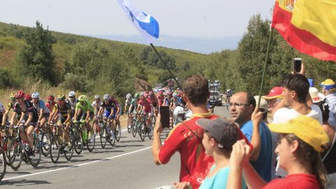 El pelot�n, todav�a en Monforte pero ya camino del ca��n del Sil