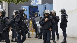 Imagen de archivo de los antidisturbios de la Polic�a Nacional a las puertas del estadio de Riazor