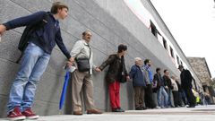 Imagen de archivo de cadena humana contra los recortes y la poltica delante de la sede de CEDRO.
