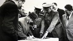 El alcalde Pe�amar�a de Llano firma la cesi�n del castillo de San Ant�n al Ayuntamiento de A Coru�a en 1960