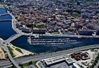 La sede social del Club Naval es un edificio pilotado sobre el r�o que fue construido en 1992.