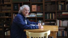 Daniel Bravo en el bar Plaza de Ribeira, sede del Ateneo Valle-Incl�n