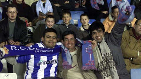 Aficionados de ambos equipos en las gradas de Balados.