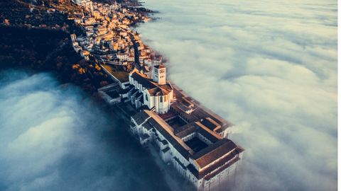 �As�s�, la ciudad italiana de la regi�n de Umbr�a, rodeada de niebla ha sido la ganadora en categor�a urbana