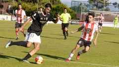 Julio Rey (� dereita da imaxe), durante o partido de Liga fronte ao Compostela o pasado mes de febreiro no Salvador Otero da Illa de Arousa.