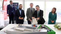 El presidente de Stolt Sea Farm, Jordi Tras, introduce un peridico de La Voz de Galicia en la cpsula del tiempo, acompaado a un lado por el presidente de la Xunta, Alfonso Rueda, y el alcalde de Rianxo, Julin Bustelo, y por el otro, por la conselleira do Mar, Marta Villaverde.