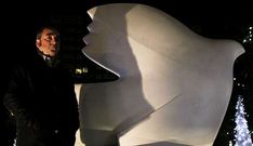 Molez�n, anoche junto a la paloma de Picasso de la plaza de Pontevedra.