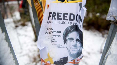 Cartel situado fuera de la c�rcel alemana donde est� preso Puigdemont