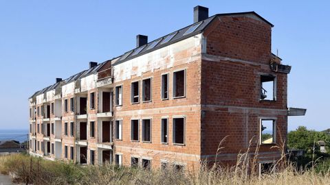 Edificio adquirido a la Sareb para retomar su construcci�n en Barreiros