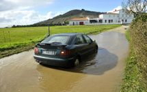 El camino del Horizonte, totalmente anegado, provoca que los coches patinen. 