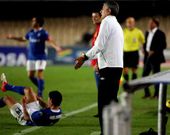Quique Seti�n, dando instrucciones en la banda en el partido que el Lugo disput� en Jerez.