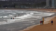Varios surfistas disfrutan de las olas en la playa de San Lorenzo, en una imagen de archivo