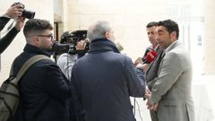 Luis L�pez, presidente de la Diputaci�n de Pontevedra, atendiendo este viernes a los medios de comunicaci�n