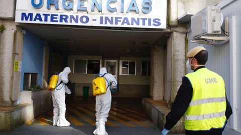Militares de la UME desinfectandoel Hospital Provincial