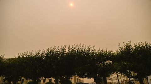 El cielo de Lugo se cubrió por el humo y las partículas de los incendios de Ourense y del centro de Galicia