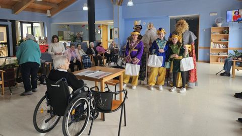 La primera parada de los Reyes Magos en el sur lucense fue en Sober. En la imagen, un momento de la visita que hicieron por la maana a la residencia de mayores